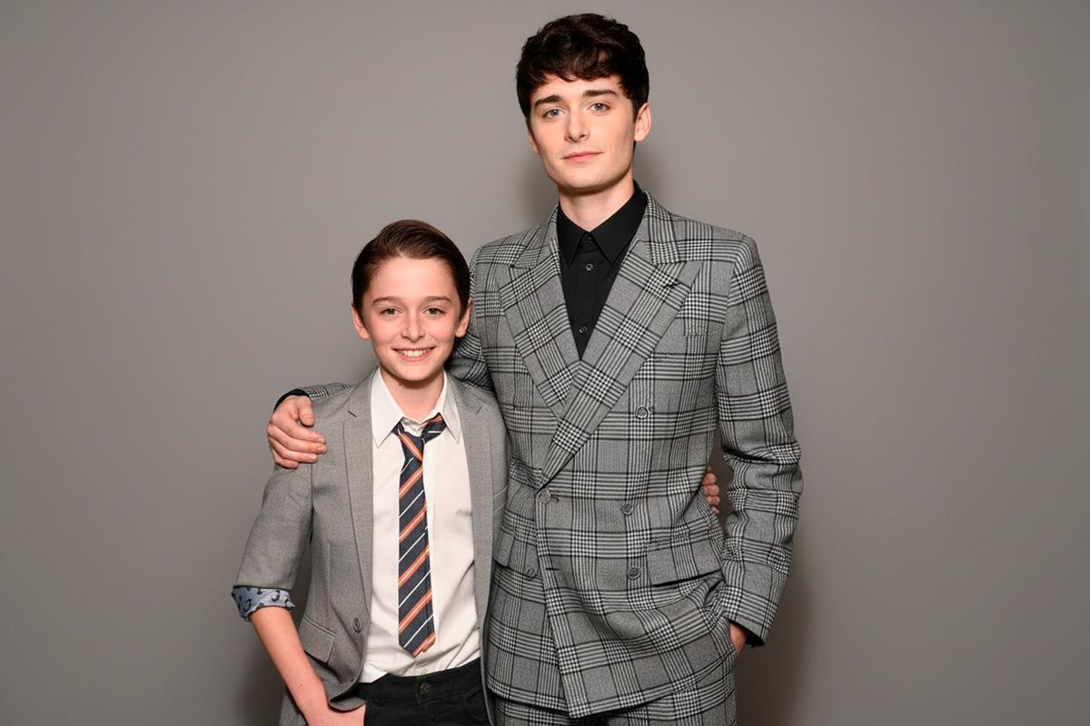 На момент выхода первого сезона «Очень странных дел» Ноа Шнаппу было 11 лет, а сейчас ему 21. К моменту старта «Очень странных дел» он уже успел сняться у Спилберга в «Шпионском мосте» и озвучить Чарли Брауна, а потом продолжил карьеру в кино, совмещая съемки с учебой в Уортонской школе бизнеса при Пенсильванском университете