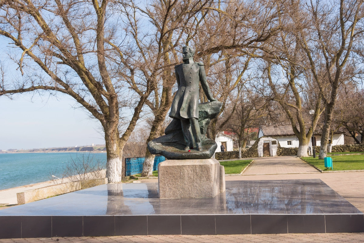 Памятник Михаилу Лермонтову в Набережном сквере станицы Тамань