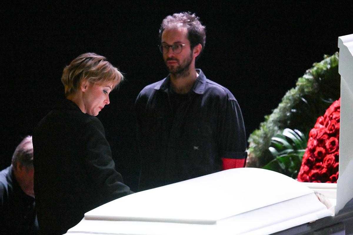 Дарья Поверенова на церемонии прощания с народной артисткой РФ Верой Алентовой в Московском драматическом театре имени А.С. Пушкина