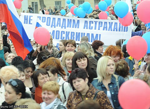 Митинги в Астрахани за и против Олега Шеина