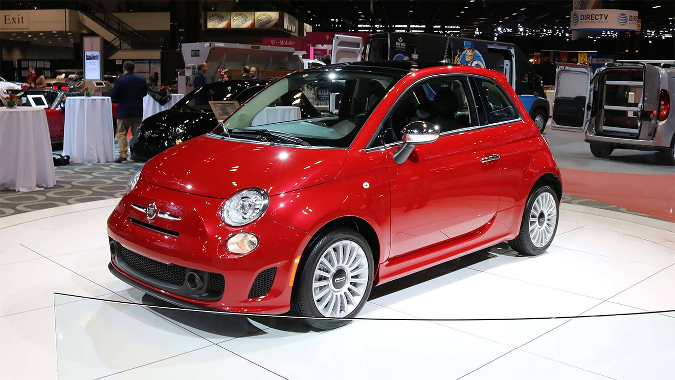 Рестайлинговый Fiat 500 теперь больше похож на свою&nbsp;же &laquo;заряженную&raquo; версию Abarth за счет новых бамперов. Атмосферный мотор 1,4 л (101 л.с. и 131 Нм) в прошлом &mdash; теперь хэтчбек оснащается турбомотором того&nbsp;же объема с отдачей 135 л.с. и 203 Нм момента. Под новый мотор адаптировали подвеску и тормоза.
