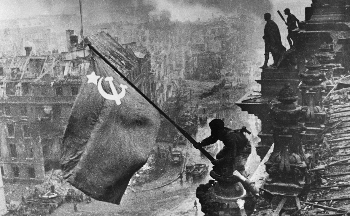 Советские солдаты водружают знамя Победы на крыше здания Рейхстага после взятия Берлина в ходе Второй мировой войны