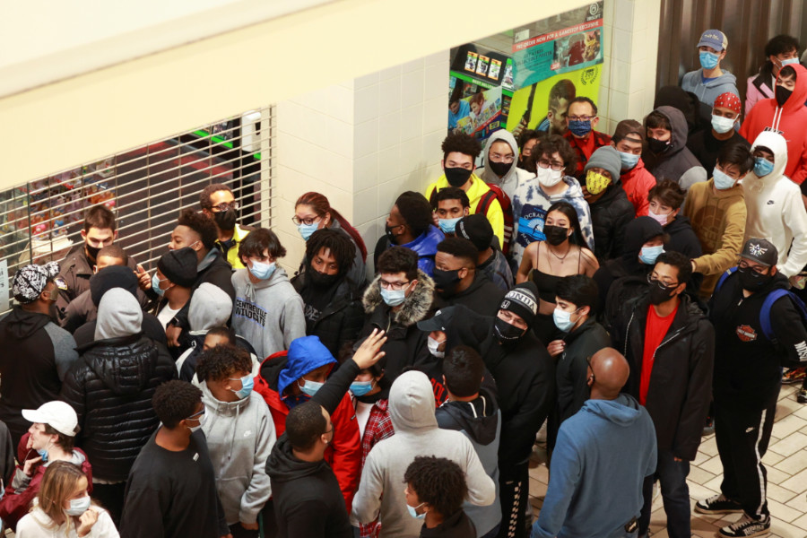 Покупатели ждут открытия магазина компьютерных игр в Tysons Corner Center, штат Вирджиния, США