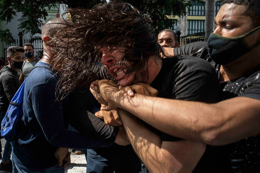 El Mundo пишет, что полиция применила слезоточивый газ. Как сообщает Reuters, полицейские нанесли удары нескольким протестующим, а также фотографу, работающему на агентство Associated Press. По его данным, правоохранительные органы, а также лица в гражданской одежде задержали не менее 20 участников протеста