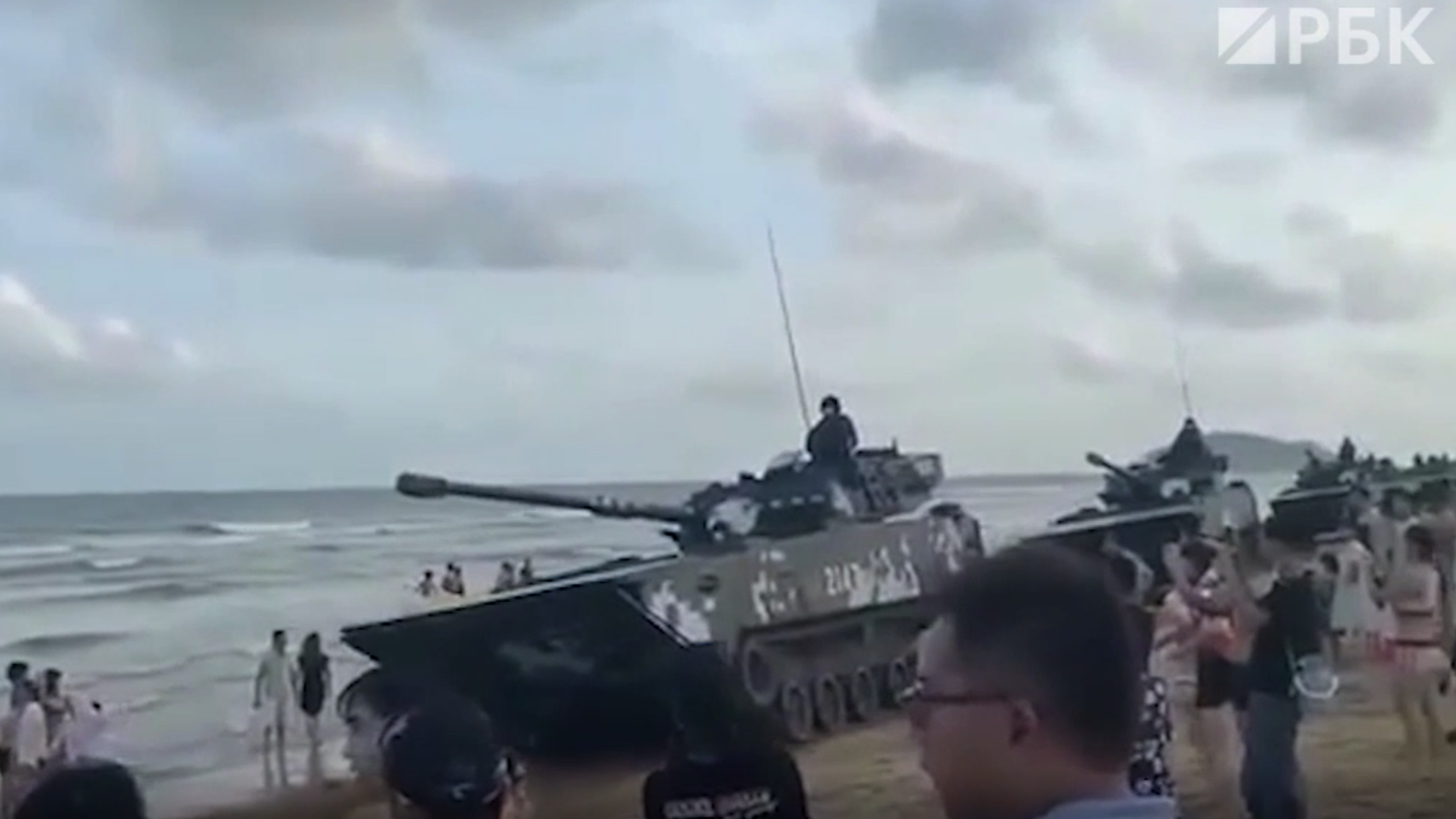 Военная техника Китая на пляжах перед возможным визитом Пелоси на Тайвань