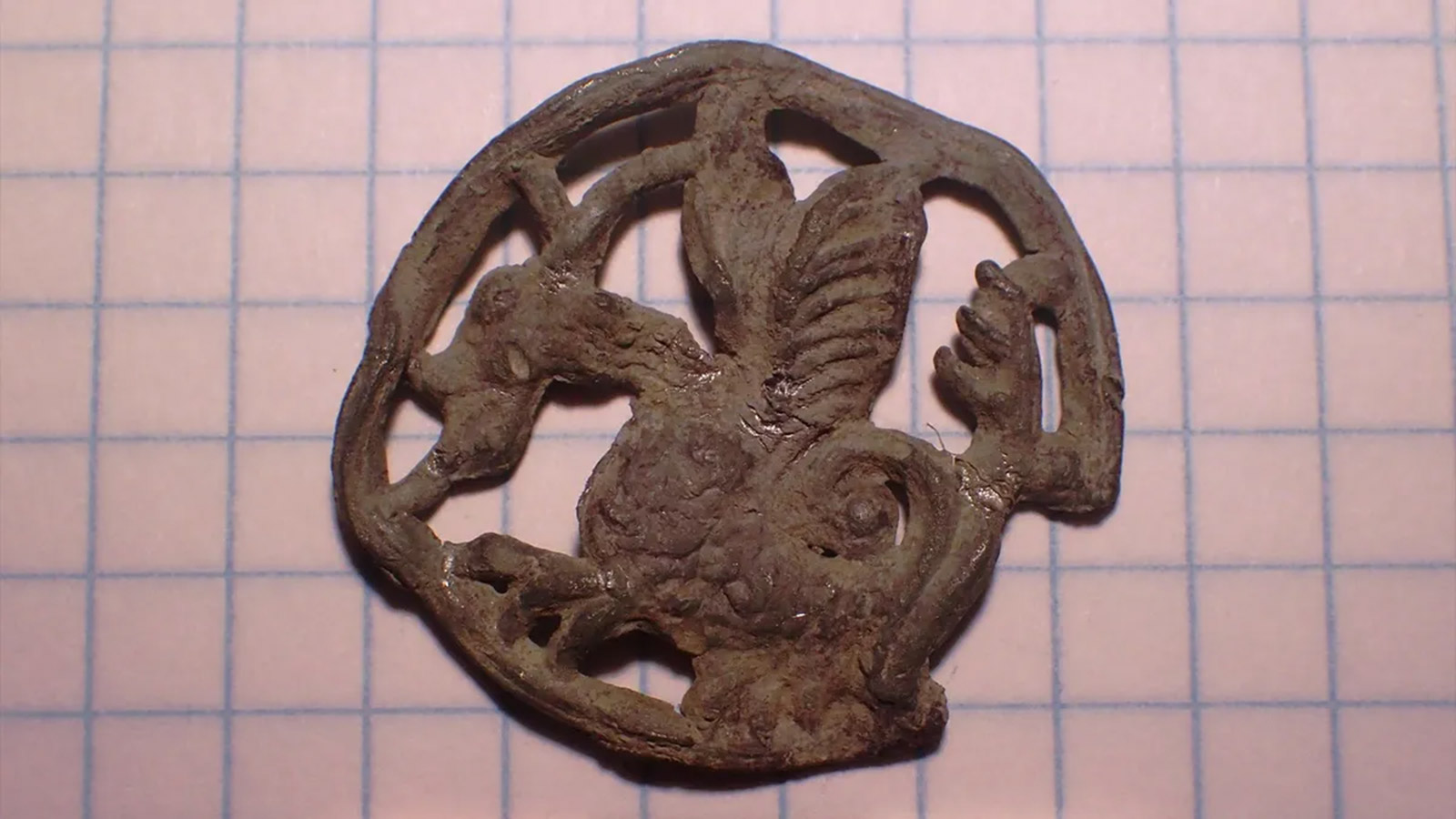 <p>Средневековый значок паломника с изображением василиска</p>