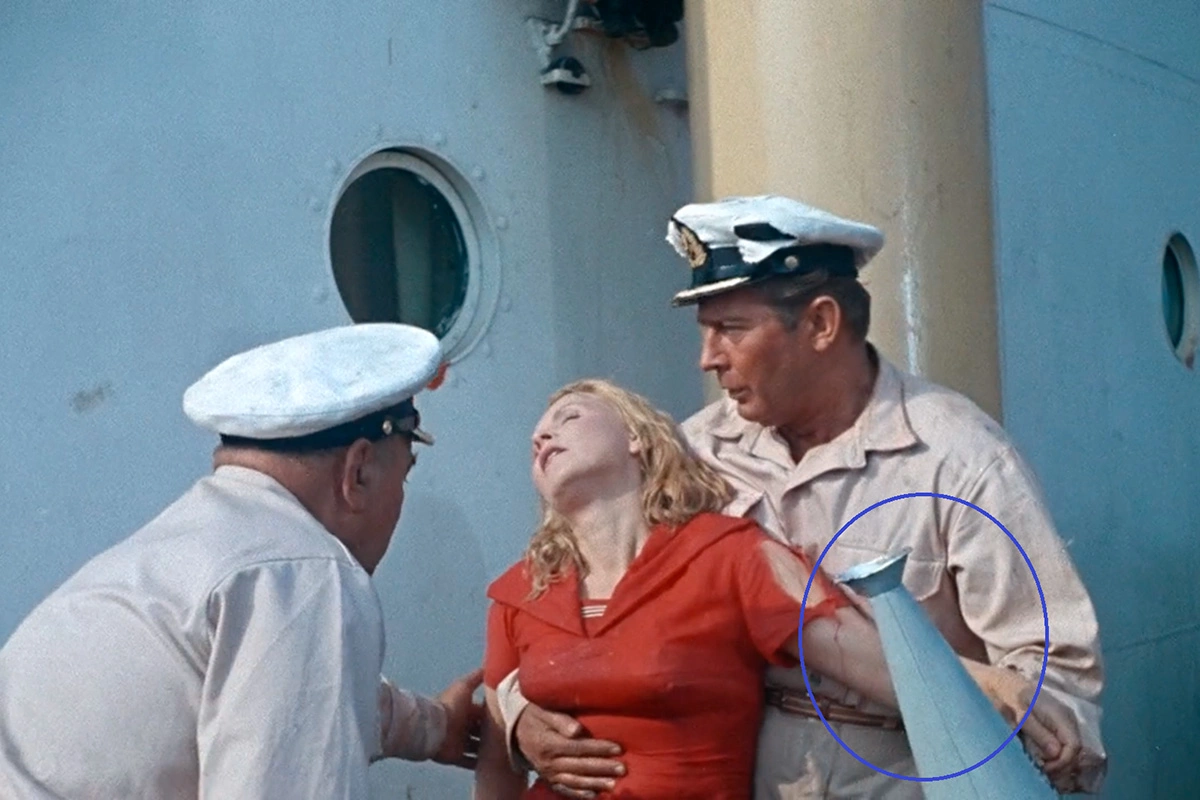 Рупор сначала в руках у старпома, кадр из фильма «Полосатый рейс»
