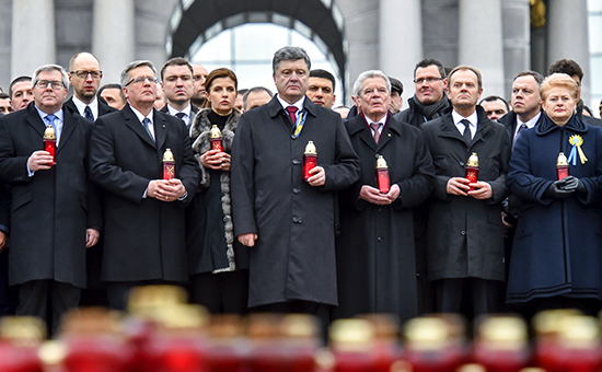 Премьер-министр Украины Арсений Яценюк (второй слева), президент Польши Бронислав Коморовский (третий слева), президент Украины Петр Порошенко с супругой Мариной (в центре), президент ФРГ Йоахим Гаук (второй справа на первом плане), премьер-министр Польши Дональд Туск (справа на первом плане) и президент Литвы Даля Грибаускайте (справа) во время шествия «Марш достоинства»