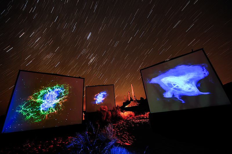 Изображение Крабовой туманности, показанное на&nbsp;больших экранах в&nbsp;Долине монументов в&nbsp;штате Аризона