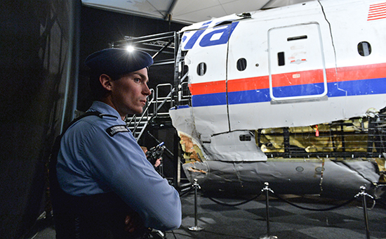 Представление доклада об обстоятельствах крушения лайнера Boeing 777 Malaysia Airlines (рейс MH17) на Востоке Украины 17 июля 2014 года на военной базе Гилзе-Рейен в Нидерландах