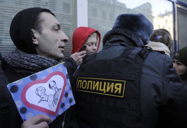 Спор о гей-пропаганде у стен Госдумы: более 20 задержанных