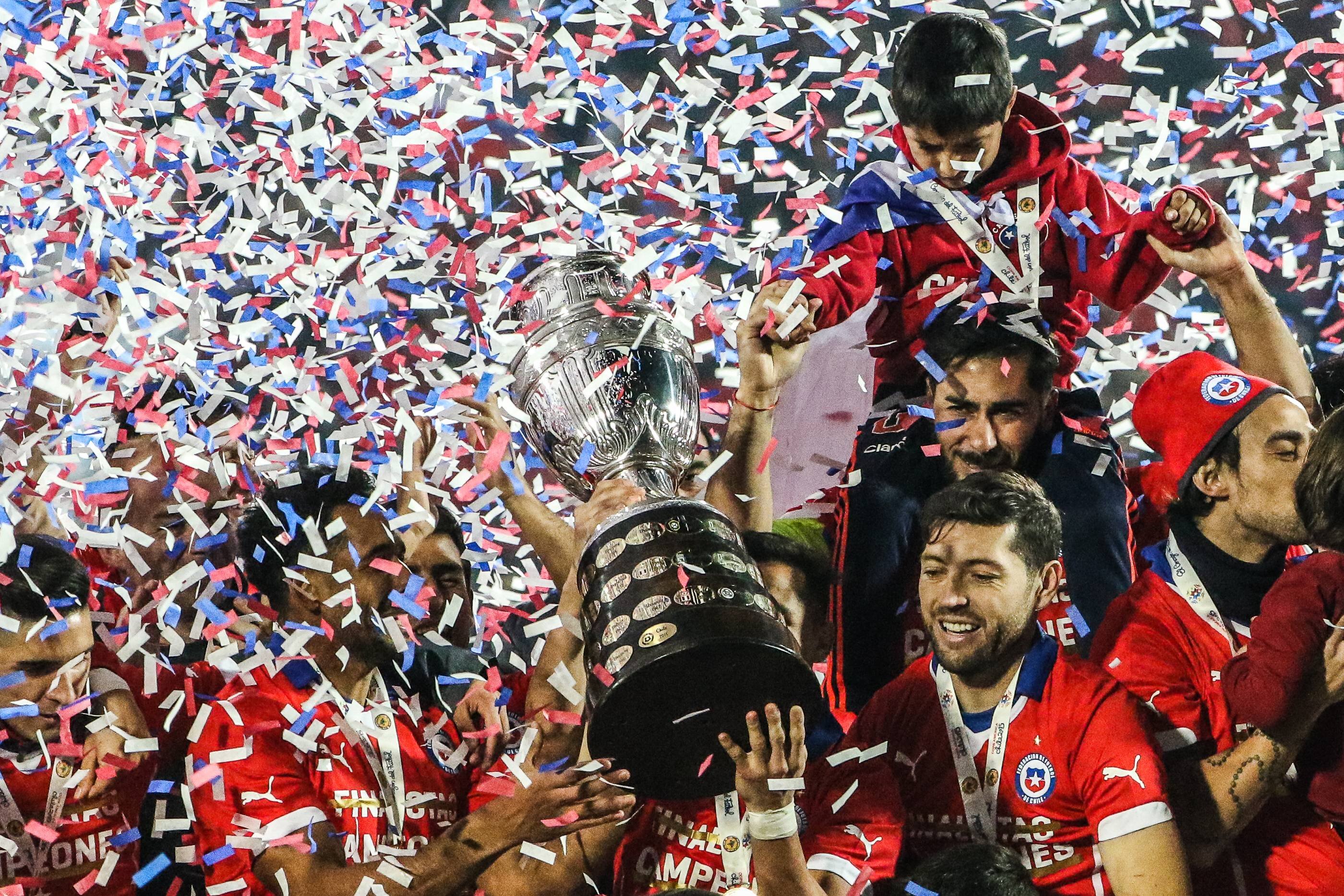 Сборная Чили с главным трофеем Кубка Америки &mdash; 2015