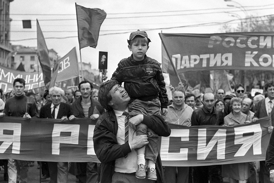 Виктор Анпилов (в центре) на&nbsp;Первомайской демонстрации. 1 мая 1993 года
