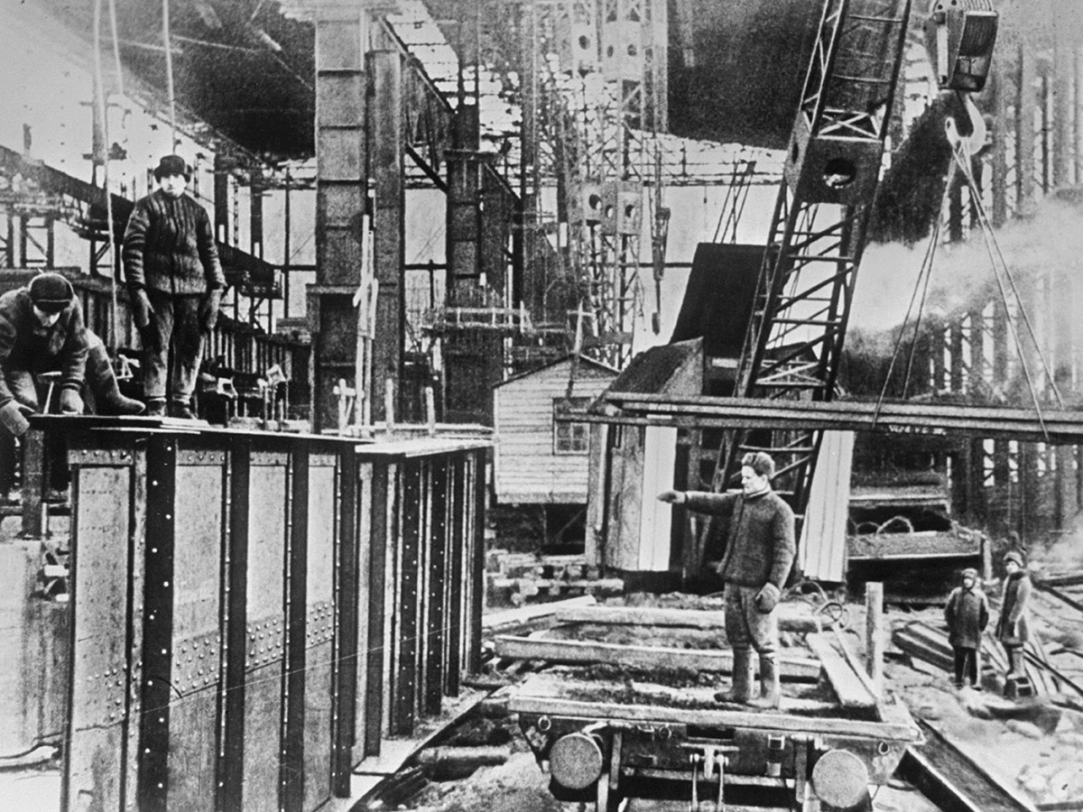 Строительство нового мартеновского цеха на Урале. 1942 год