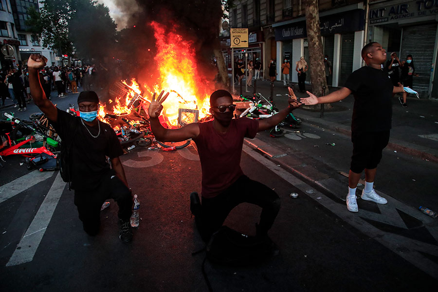 2 июня акция против полицейского произвола прошла в Париже. В ней приняли участие от 15 до 20 тыс. человек. Демонстрация прошла в память о 24-летнем чернокожем французе Адаме Траоре, погибшем после задержания в 2016 году. Она&nbsp;переросла в беспорядки. Полиция применила слезоточивый газ

