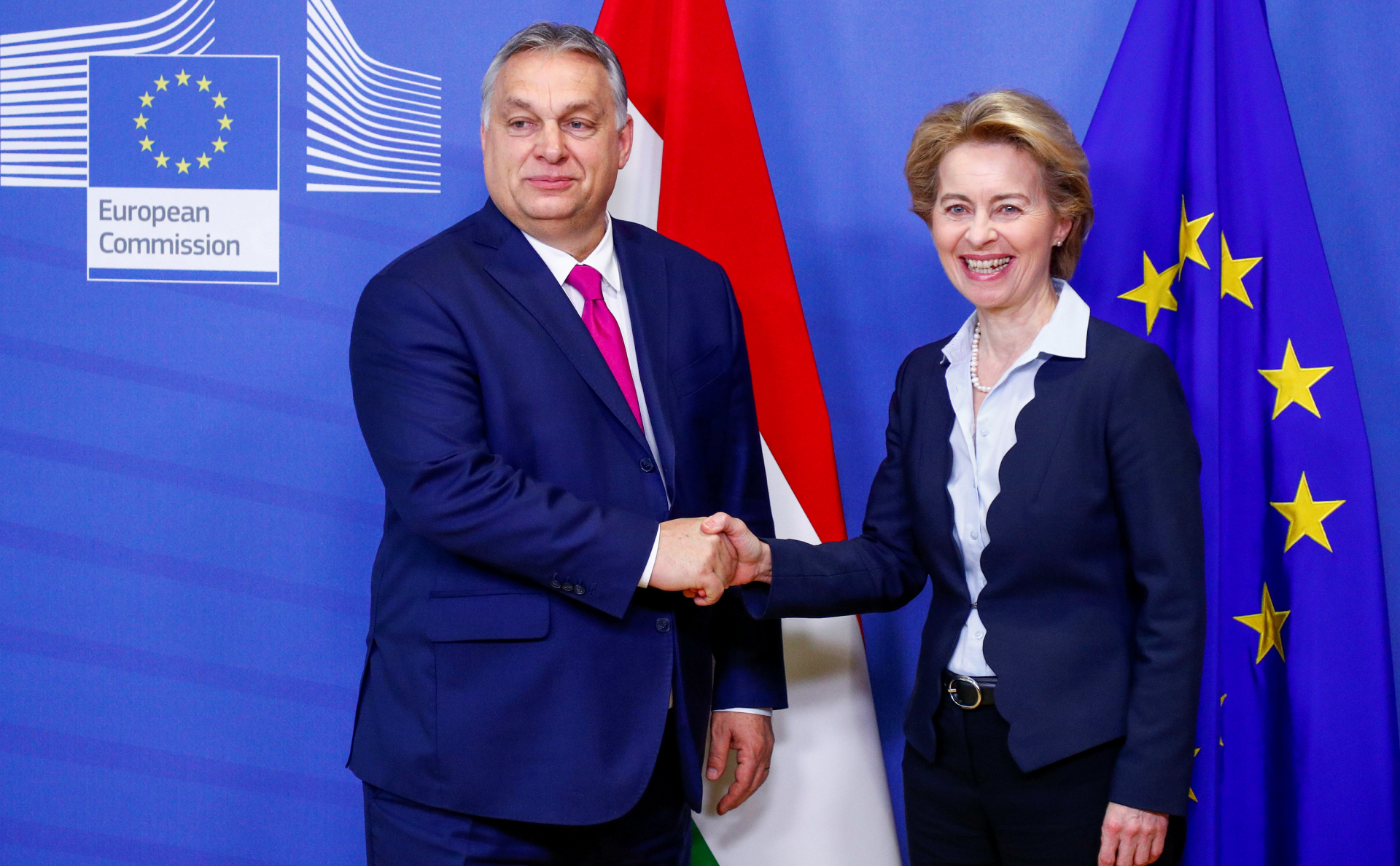 ЕК заявила о прогрессе в обсуждении с Венгрией запрета нефти из России"/>













