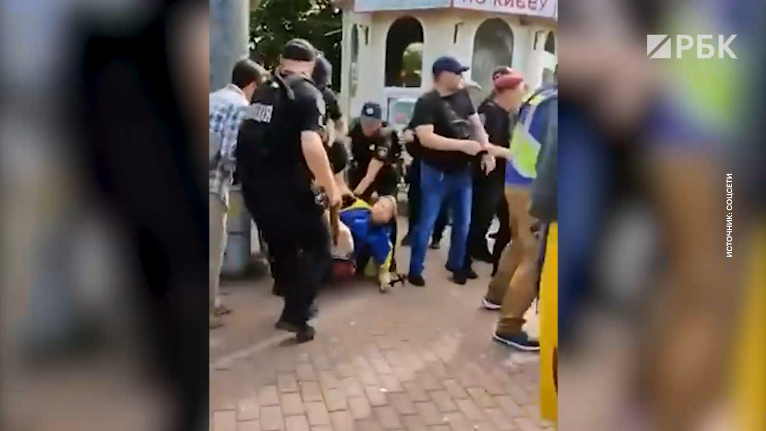 Полиция оцепила вход в здания УПЦ Киево-Печерской лавры