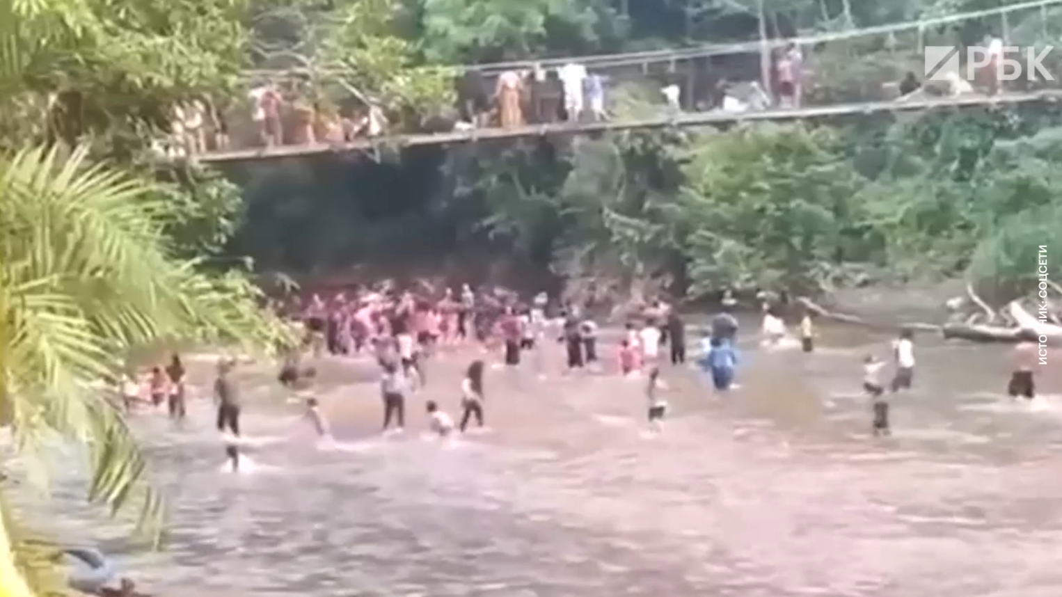 В Индонезии 32 человека пострадали после обрушения висячего моста. Видео