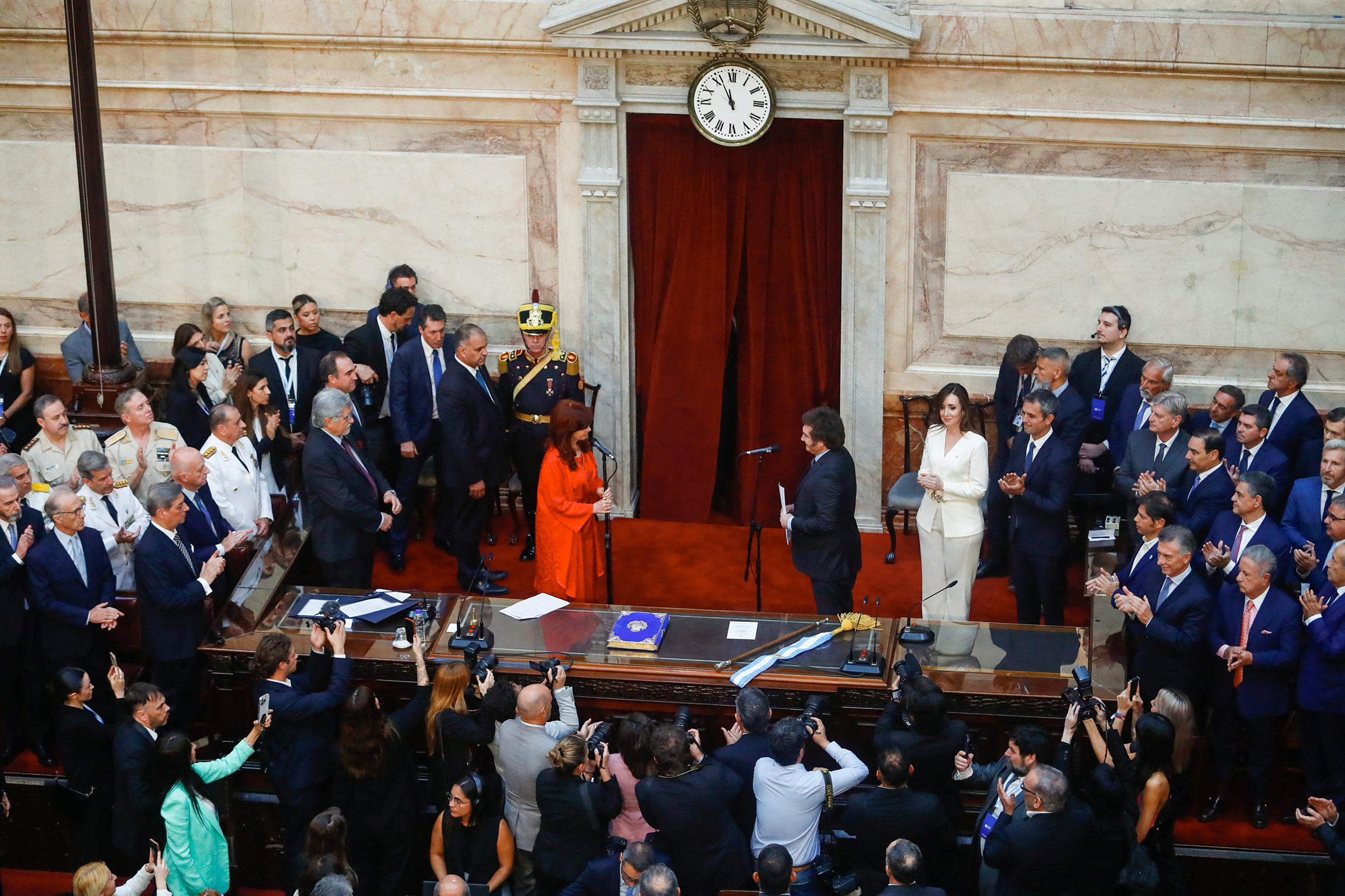 Уходящая в отставку вице-президент Кристина Фернандес и Хавьер Милей
