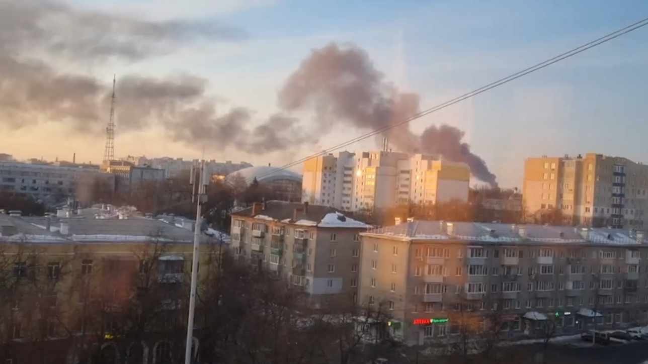 Пожар на нефтезаводе в Рязанской области после атаки беспилотников. Видео