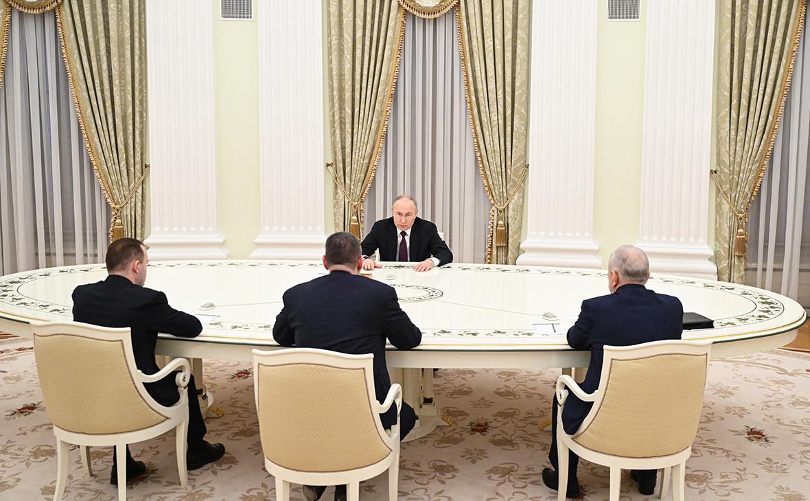 Владимир Путин (в центре) во время встречи с кандидатами в президенты РФ в Кремле