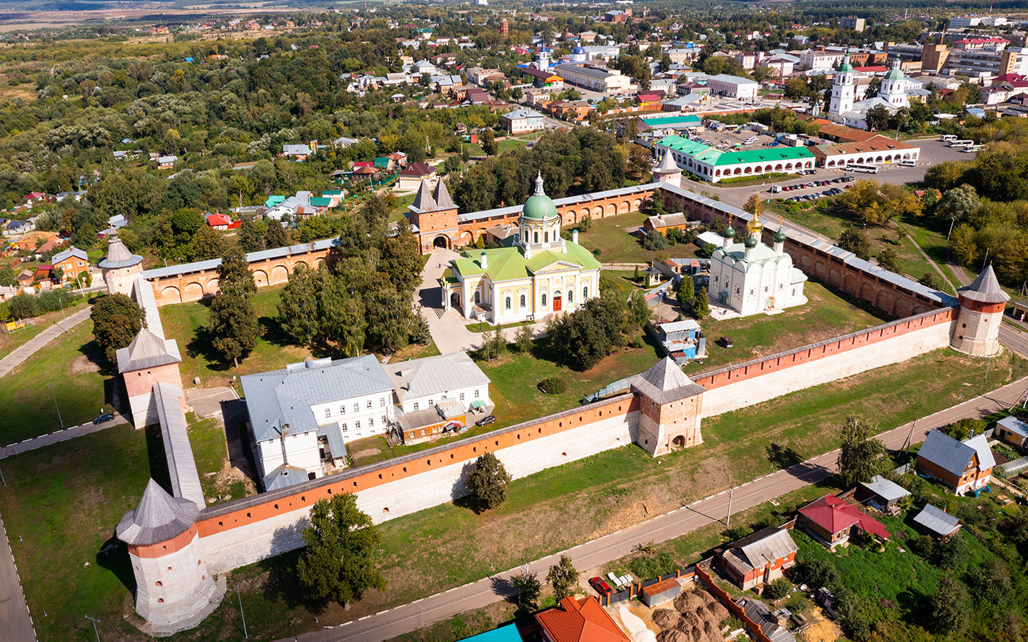 В Зарайске стоит увидеть местный кремль, дом-музей Анны Голубкиной, Никольский собор и Иоанно-Предтеченский собор, а также прогуляться по древним стенам.