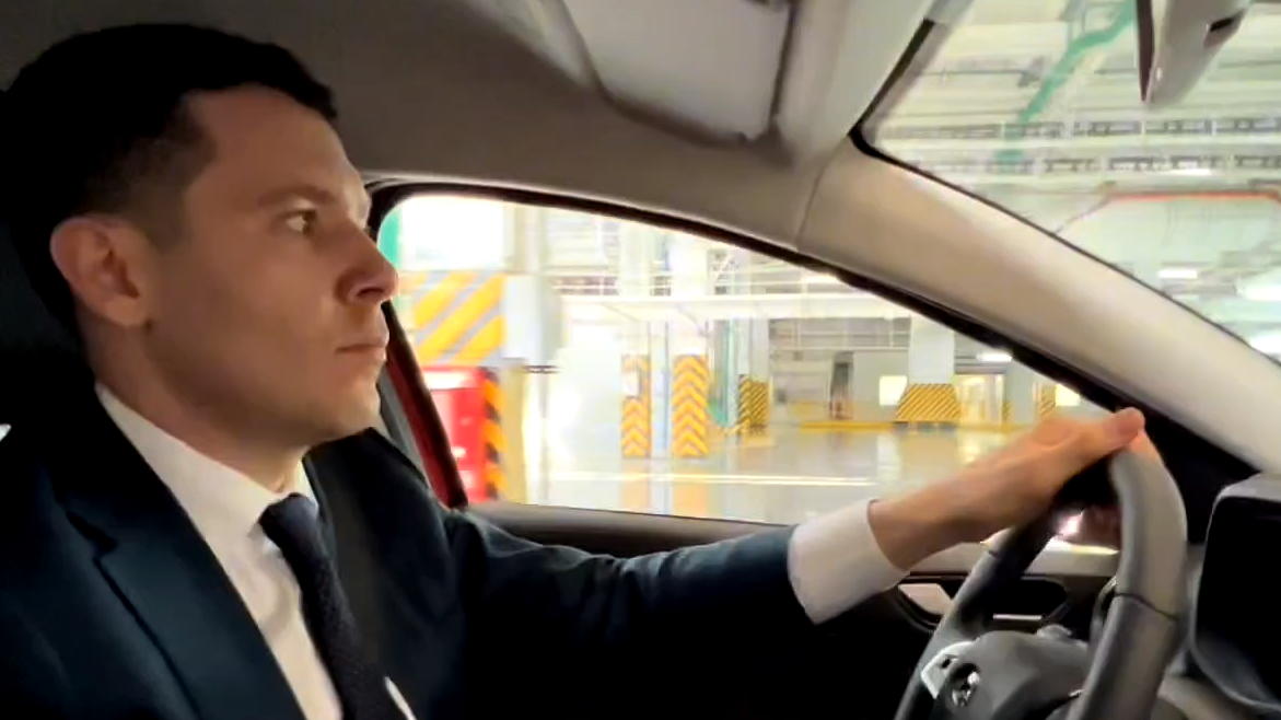 Глава Минпромторга проехался за рулем Lada Iskra. Видео