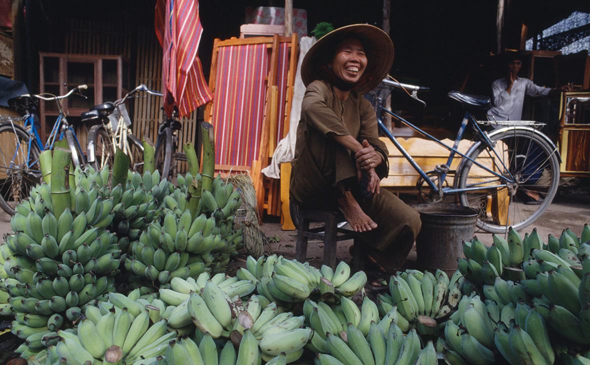 Уличная торговка бананами на улице Нячанга, Вьетнам