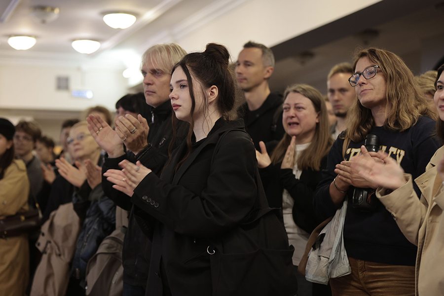 После этого его пригласили на должность главного режиссера московского Театра Вахтангова. Также он ставил спектакли в столичных театре им. Пушкина, МХТ им. Чехова и «Сатириконе».