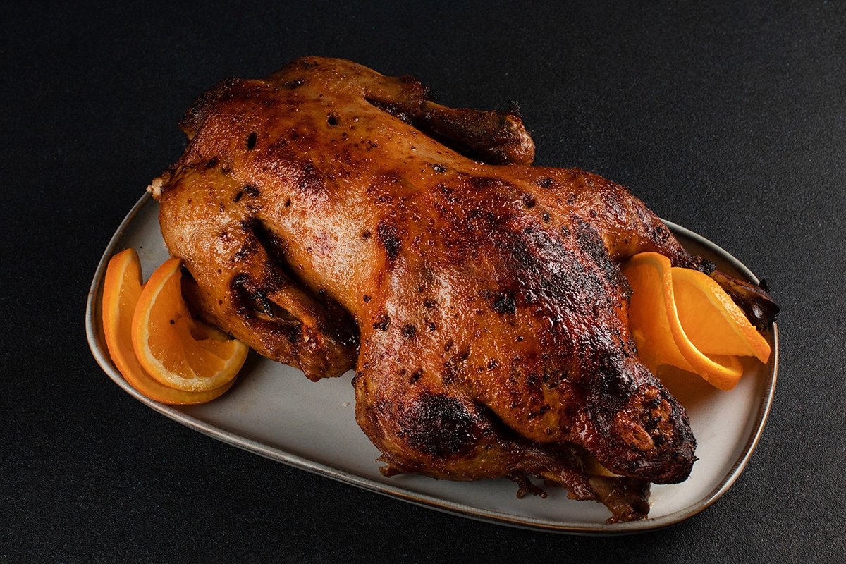 Утка, запеченная с травами, яблоком и айвой