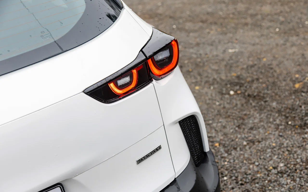 Принадлежность CX-50 к линейке&nbsp;Mazda легко читается вслепую и по рисунку фонарей