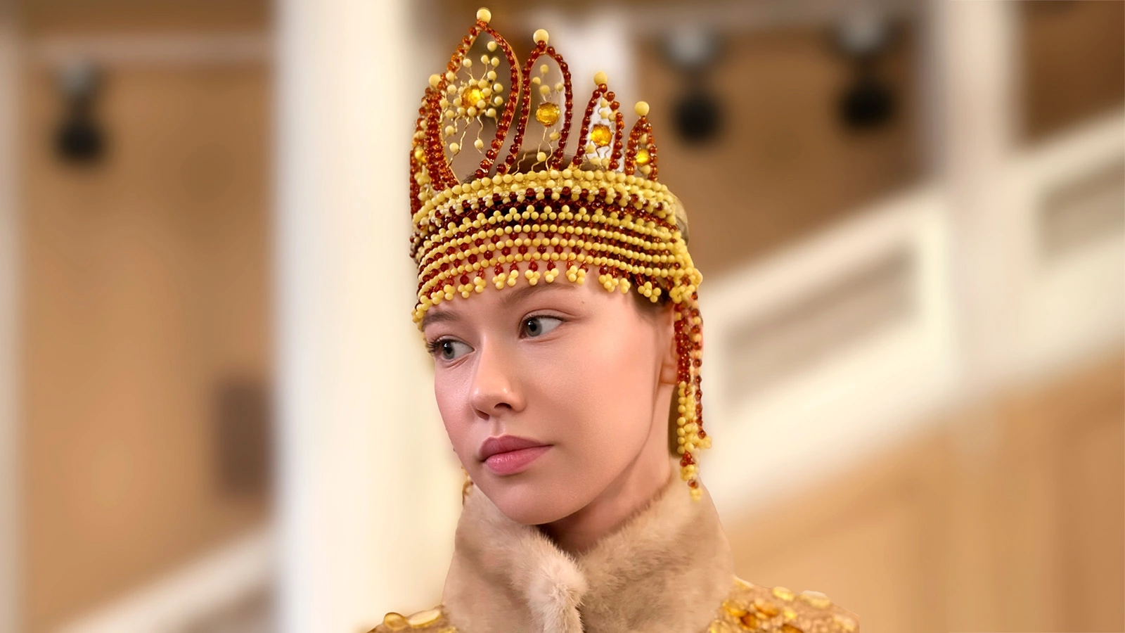 Кокошник из более чем 1 тыс. элементов янтаря возрастом около 50 млн лет