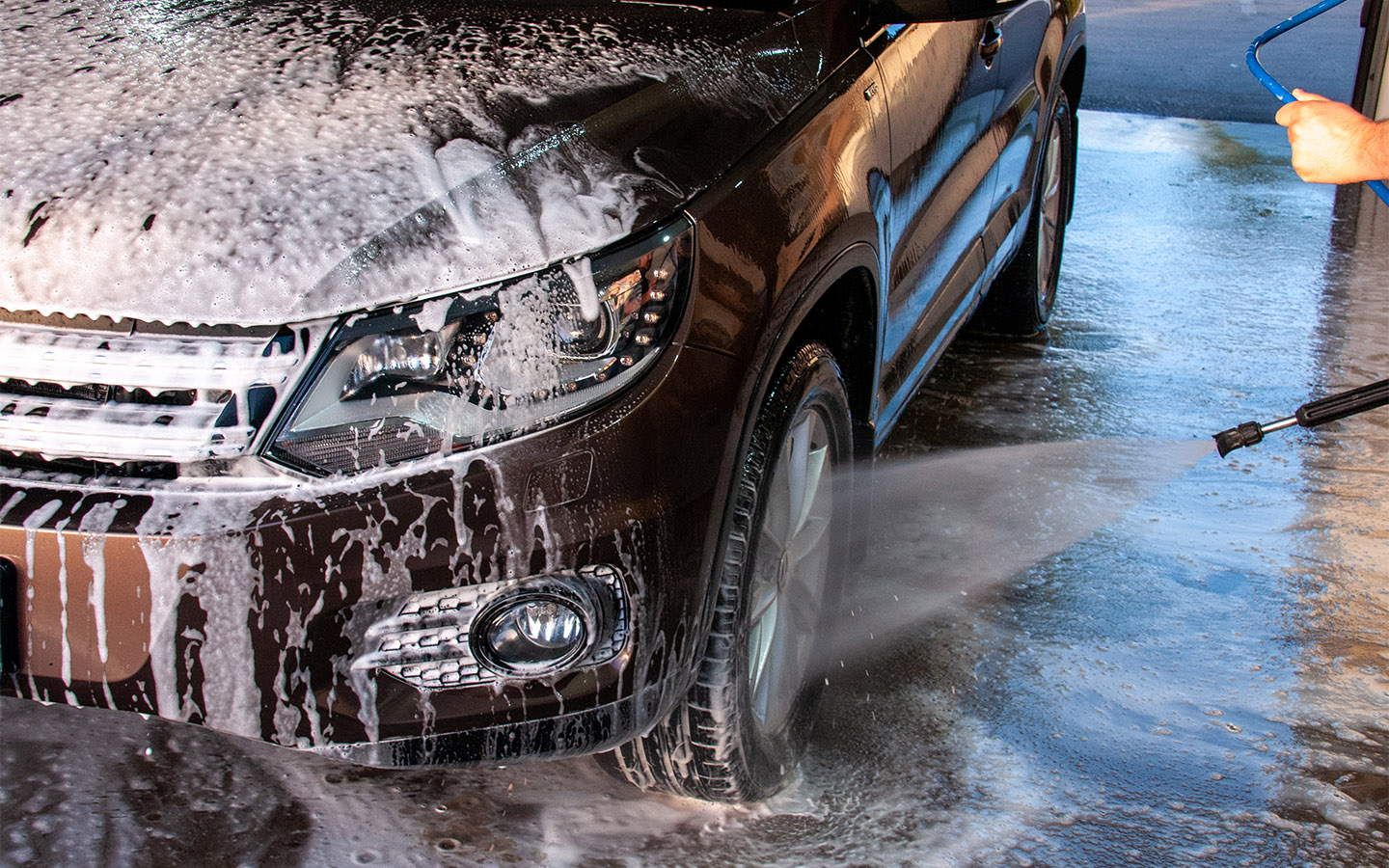 Очищенная вода лучше взаимодействует с моющими средствами и помогает равномерно смывать грязь