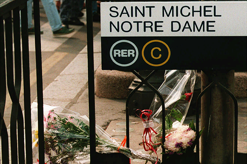 Теракты в&nbsp;метро

5 июля 1995 года в&nbsp;Париже на&nbsp;подземной станции городских электропоездов RER &laquo;Сен-Мишель&raquo; был взорван газовый баллон с&nbsp;начинкой из&nbsp;металлической стружки. Погибли восемь человек, ранения получили не&nbsp;менее 117 человек. На этом атаки не&nbsp;прекратились.

17 августа взорвался газовый баллон в&nbsp;мусорной корзине на&nbsp;станции около&nbsp;Триумфальной арки, пострадали 17 человек. 3 сентября взорвалась бомба на&nbsp;бульваре Решар-Ленуар, было ранено четыре человека. 6 октября от&nbsp;взрыва на&nbsp;станции &laquo;Мезон Бланш&raquo; ранения получили 13 человек. 17 октября газовый баллон взорвался в&nbsp;вагоне электрички RER на&nbsp;перегоне между&nbsp;станциями &laquo;Мюзе д&#39;Орсэ&raquo; и&nbsp;&laquo;Сен-Мишель&raquo;&nbsp;&mdash; пострадали 29 человек. Ответственность за&nbsp;теракты взяли на&nbsp;себя алжирские террористы из&nbsp;Вооруженной исламской группы.
В 2007 году виновным в&nbsp;организации взрывов был признан Рашид Рамда и&nbsp;приговорен к&nbsp;пожизненному заключению
