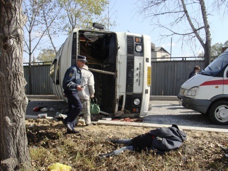 В Биробиджане автобус столкнулся с внедорожником: есть погибшие