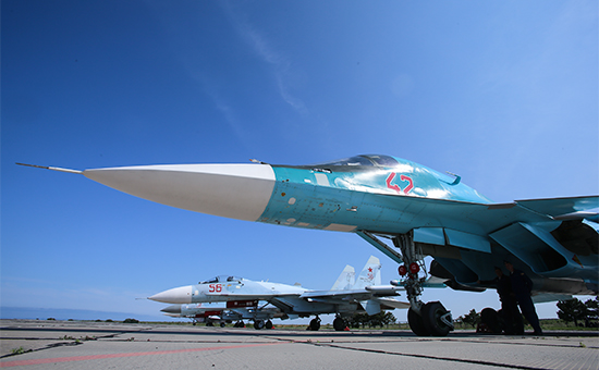Самолет Су-34 (на первом плане) на&nbsp;аэродроме Бельбек на&nbsp;открытии 3-го Всероссийского этапа конкурса летного мастерства &laquo;Авиадартс-2016&raquo;


