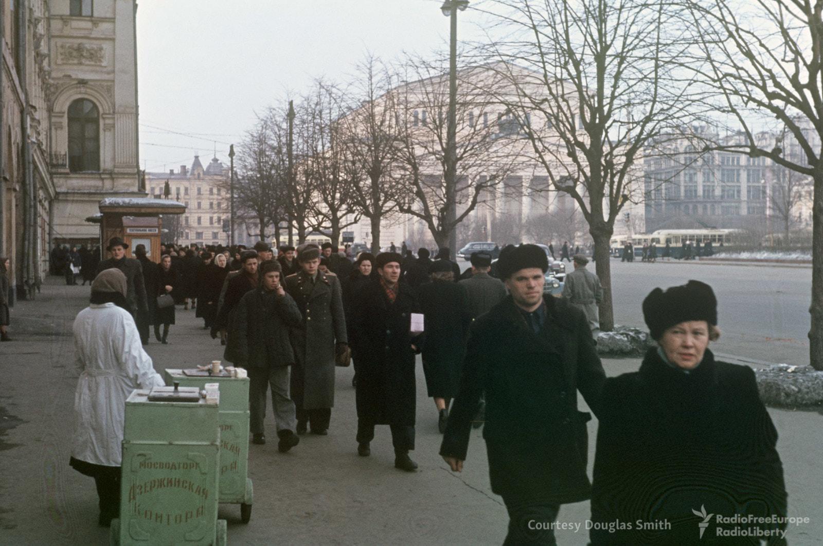 Мороженщица на&nbsp;площади Свердлова (Театральной)