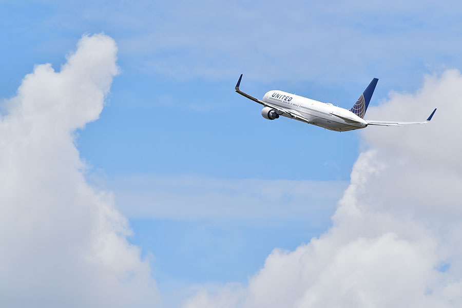 В конце 2016 года United Airlines увеличила ставки заработной платы пилотов на&nbsp;два года вперед, что&nbsp;позволило компании сохранить статус лидера в&nbsp;отрасли по&nbsp;данному показателю. Средняя часовая ставка, которую компания предлагает своим пилотам, составляет $270 в час (или $27&nbsp;тыс. в&nbsp;месяц). Максимальная ставка, которую предлагает компания (зависит от&nbsp;опыта и&nbsp;квалификации), &mdash; от&nbsp;$232&nbsp;(в первый год работы) до&nbsp;328 в&nbsp;час (от $23 тыс. до&nbsp;33 тыс. в&nbsp;месяц).
