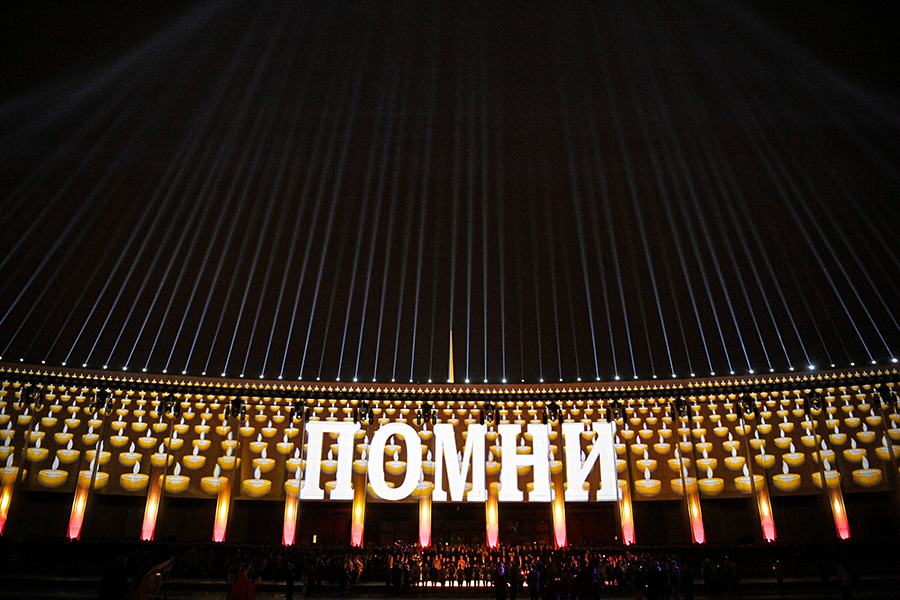 Памятные мероприятия начались в разных городах в ночь на 22 июня. В Москве на фасаде главного здания Музея Победы появилась видеоинсталляция высотой 20&nbsp;м