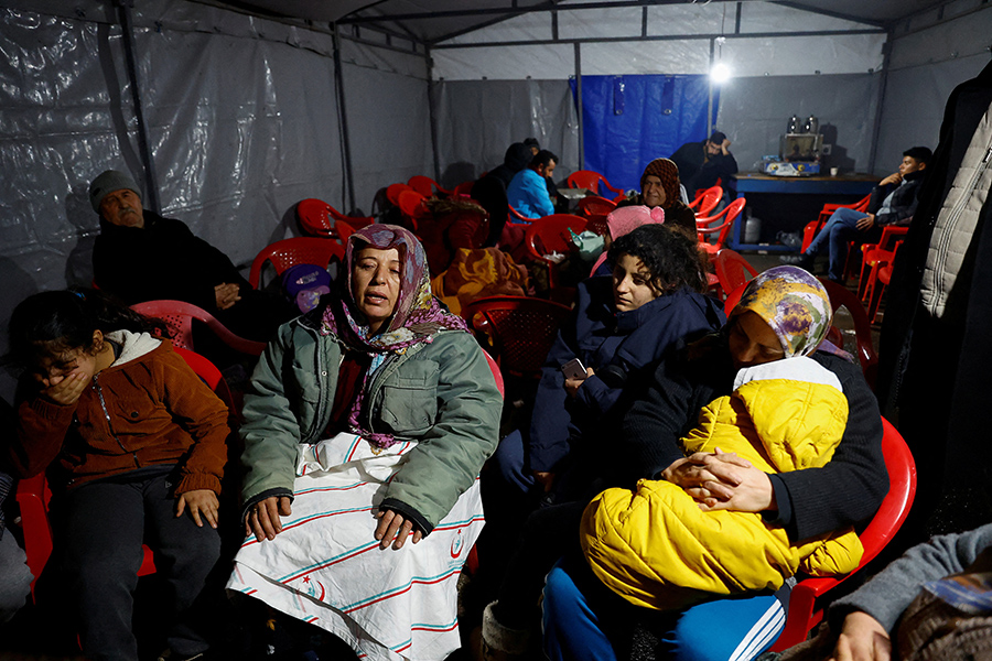 Людей просят не возвращаться в дома из-за возможных повторных толчков. Как передает Hurriyet, 338 тыс. жителей пострадавших районов Турции разместили в общежитиях. В Кахраманмараше также начали установку палаток общей вместимостью 10 тыс. человек. Помощь с питанием для пострадавших оказывает турецкий Красный Полумесяц&nbsp;&mdash; организация развернула 16 передвижных и пять полевых кухонь, а также две передвижные печи: гражданам раздают горячую еду и продуктовые наборы. На фото&nbsp;&mdash; люди в городе Османие