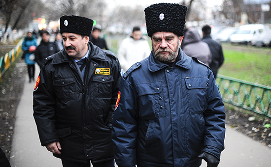 Участники казачьей дружины патрулируют улицы в районе станции метро Люблино в Москве
