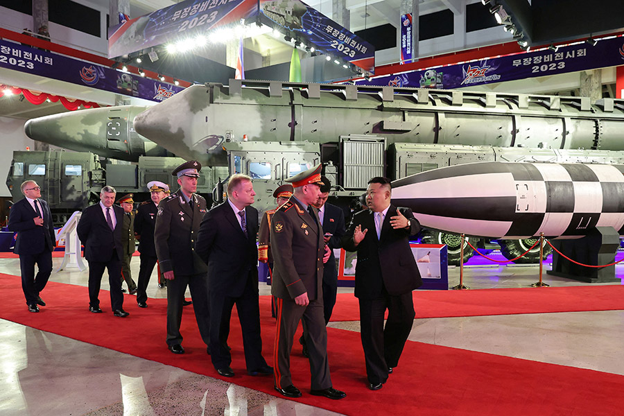 Ким Чен Ын и Шойгу также осмотрели межконтинентальные баллистические ракеты с мобильными пусковыми установками, бронетехнику