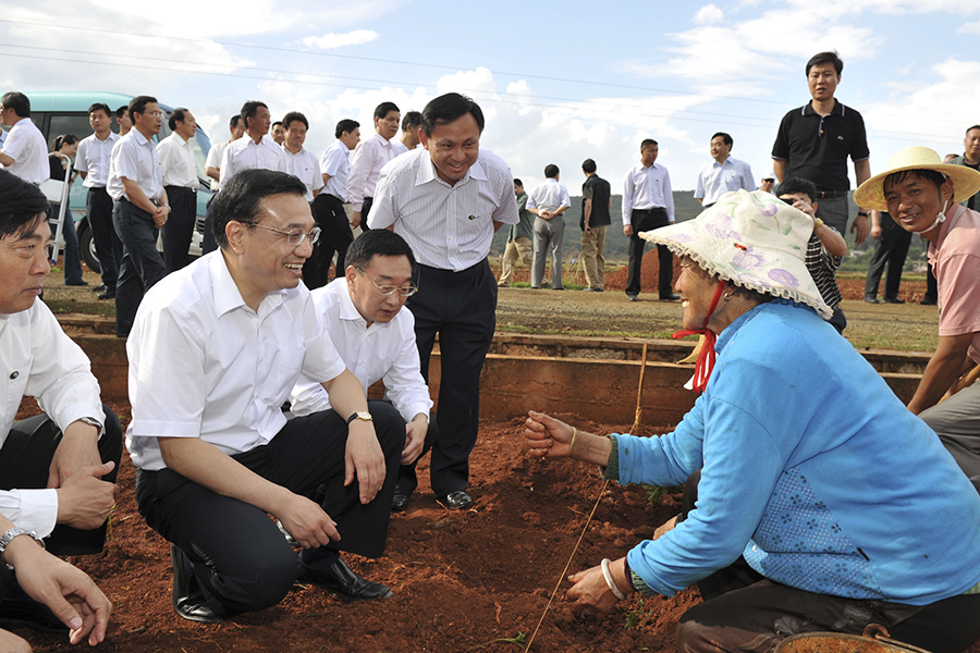 Ли Кэцян разговаривает с селянами в провинции Юньнань в июне 2010 года