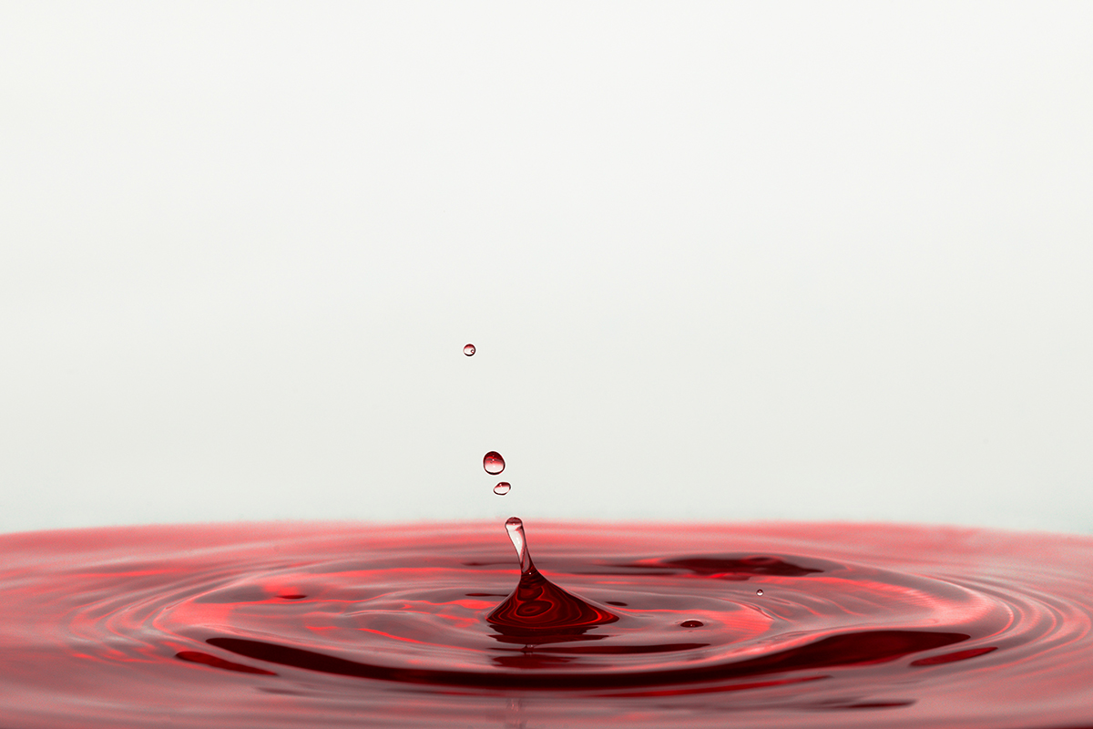 Использование перчатки вместо гидрозатвора — это популярный метод среди начинающих виноделов