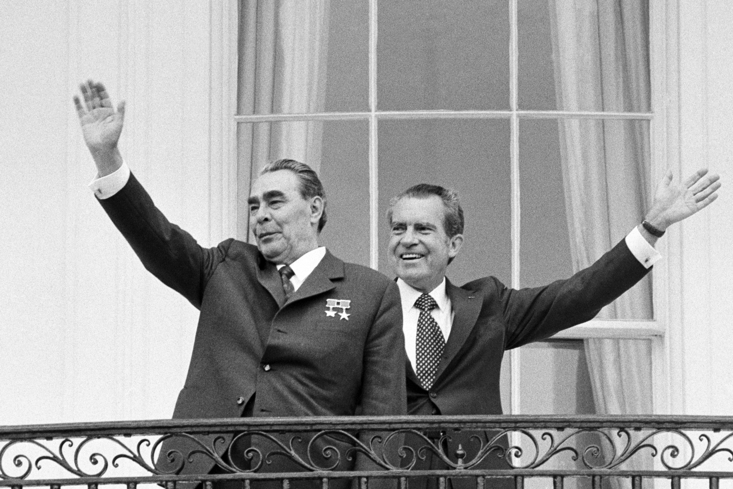 Президент США Ричард Никсон и генеральный секретарь ЦК КПСС Леонид Брежнев во время официальной церемонии встречи у Белого Дома.
Следующий визит в США совершил сменивший Хрущева на посту генсека Леонид Брежнев. В мае 1972 года в Москву приезжал президент США Ричард Никсон, тогда лидеры подписали соглашения об ограничении систем противоракетной обороны и договор об ограничении стратегических вооружений. На фоне политической разрядки ответный визит предпринял советский генсек.
В США, однако, атмосфера была напряженная — визит Брежнева совпал с Уотергейтским скандалом, который год спустя вынудит Никсона подать в отставку.