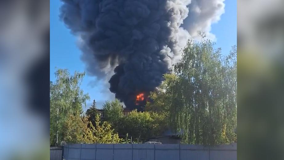 МЧС направило два вертолета к горящему складу в Балашихе
