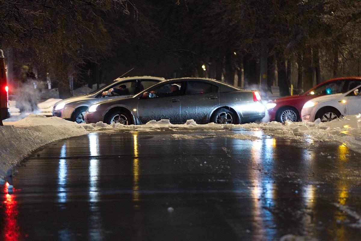 Движение транспорта после ледяного дождя, 27 декабря 2010 года