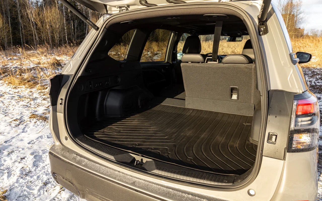 Спинка заднего кресла в Subaru Forester складывается в стандартной пропорции 40:60. Сложить секции можно, нажав на клавиши в самом багажнике