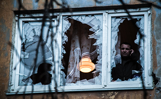 Выбитые стекла в окне одного из жилых домов Донецка