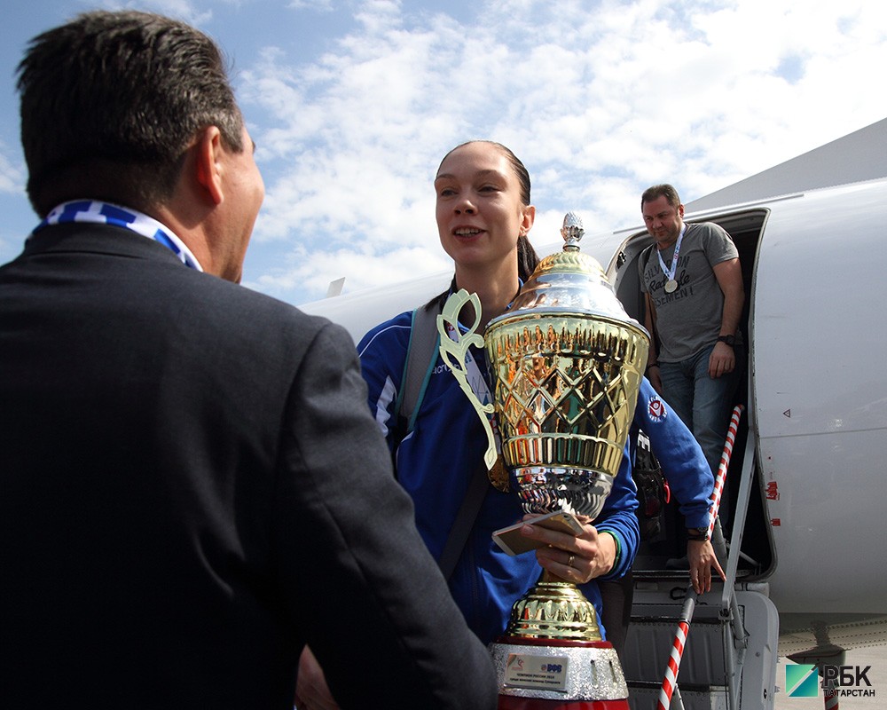 Чемпионок «Динамо-Казань» в аэропорту Казани встретил министр спорта РТ Р.Бурганов.